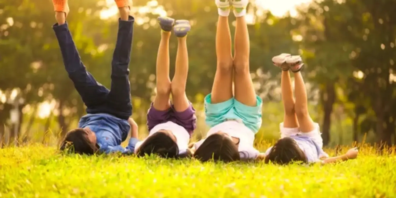 Lutte antiparasitaire dans l'ouest de l'île : enfants jouant sur l'herbe